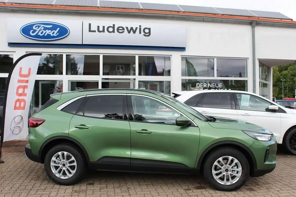 Neu Ford Kuga Titanium 186 PS (136 kW) 2025 Bursting green SUV