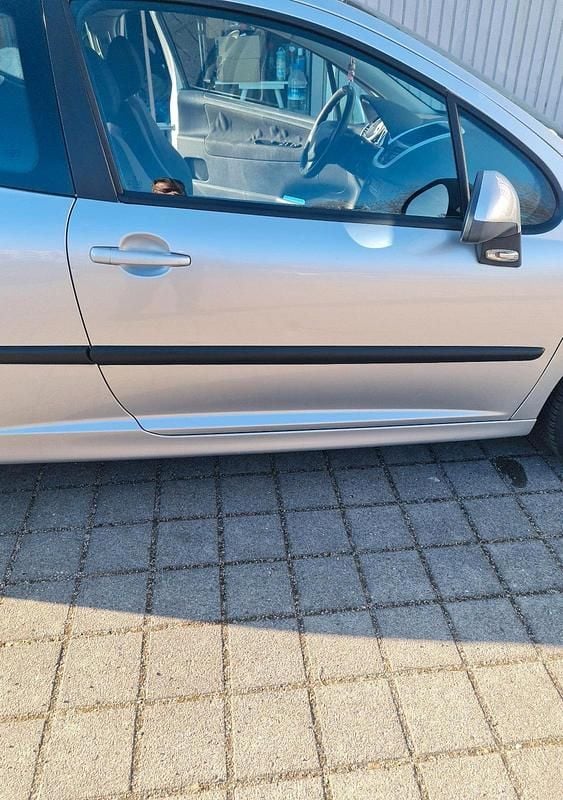 Gebraucht Peugeot 207 90 PS (66 kW) 2009 Grau Limousine