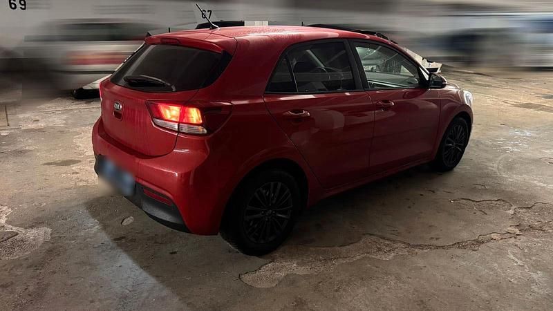 Gebraucht Kia Rio 84 PS (61 kW) 2018 Rot Limousine