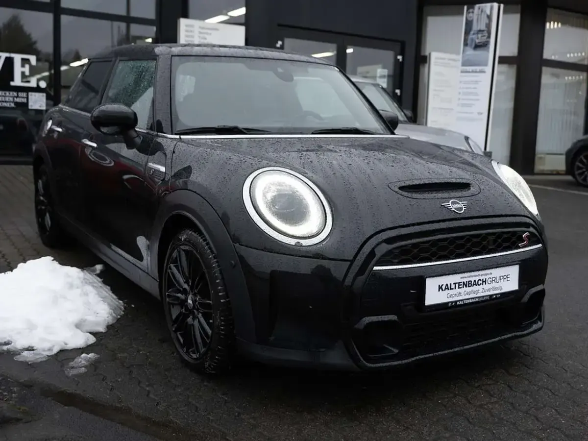 Używany Mini Cooper S Classic 178 KM (130 kW) 2022 Czarny Hatchback