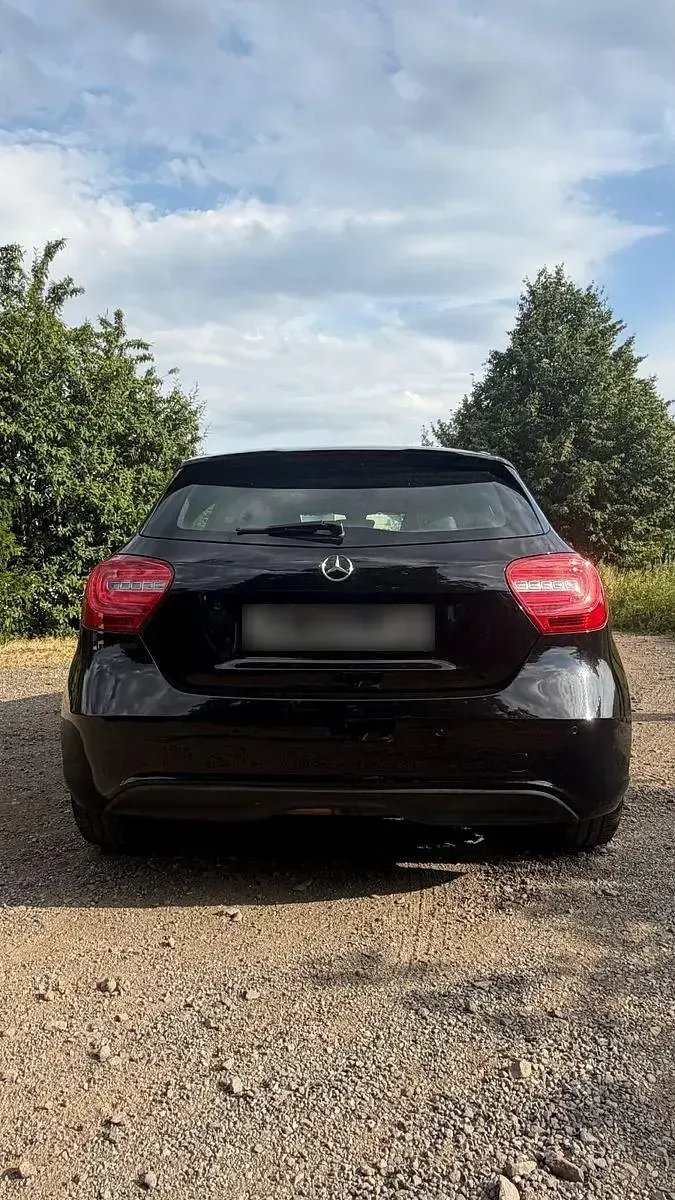 Gebraucht Mercedes A180 122 PS (89 kW) 2014 Schwarz Kleinwagen
