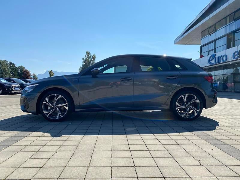 Gebraucht Audi A3 Ambiente 150 PS (110 kW) 2022 Daytonagrau perleffekt/grau Limousine