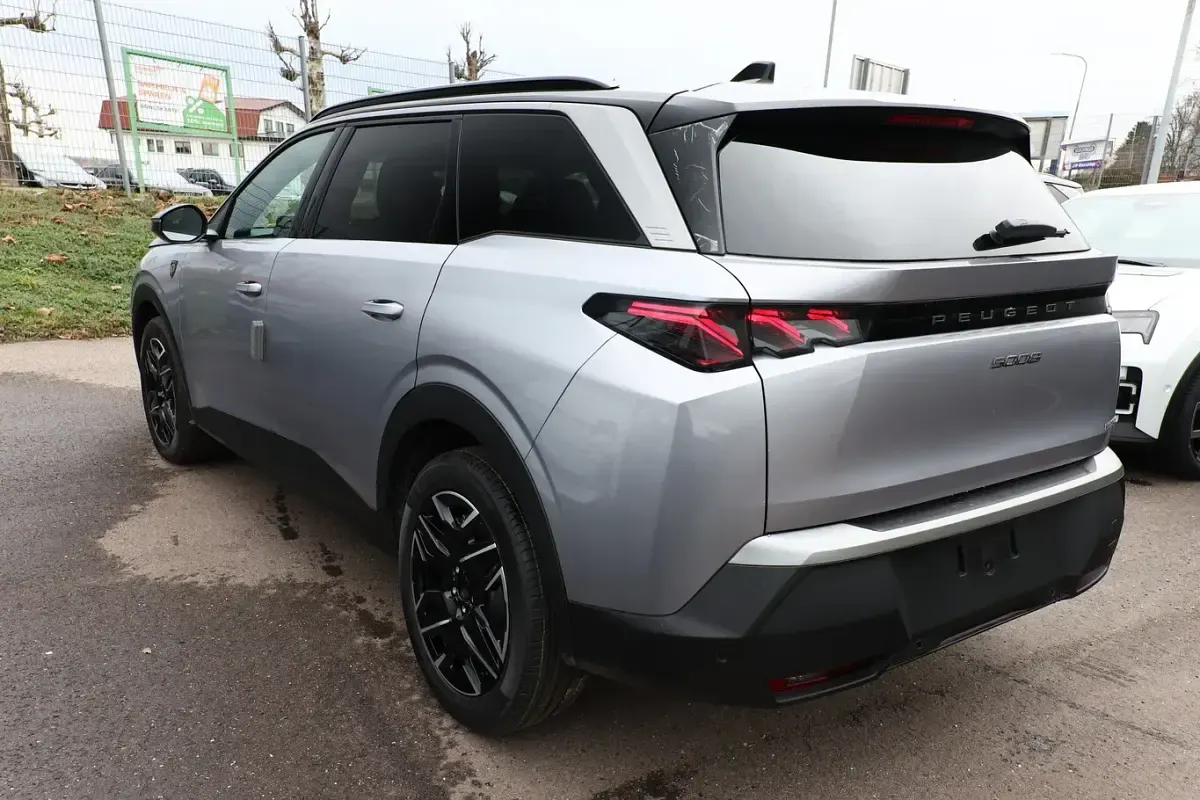 Neu Peugeot 5008 GT 145 PS (106 kW) 2025 Silber Van / Kleinbus