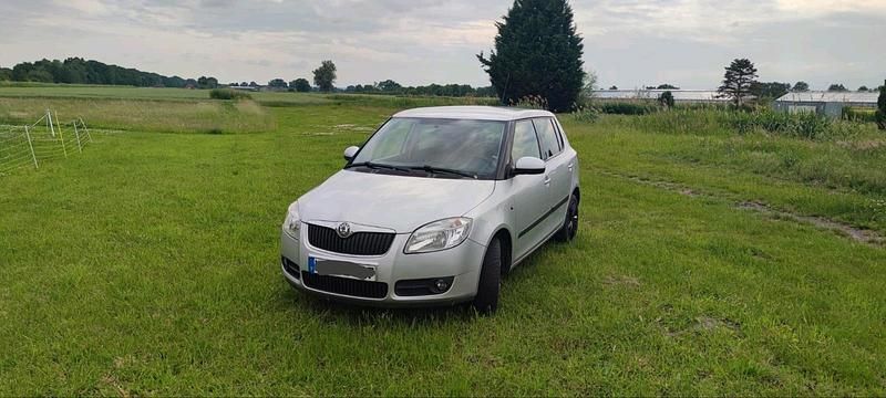 Silber Gebraucht 2009 Skoda Fabia Kleinwagen | 600 € (Superpreis) - Bild 1/4