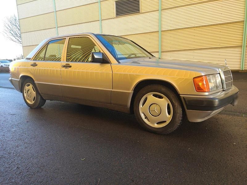 Gebraucht Mercedes 190 109 PS (80 kW) 1992 Silber Limousine