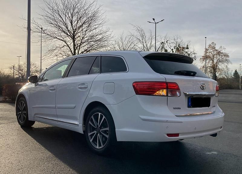 Weiß Gebraucht 2013 Toyota Avensis Edition Kombi | 9.700 € (Etwas zu teuer) - Bild 1/4