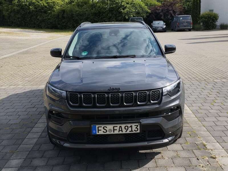 Grau Gebraucht 2023 Jeep Compass SUV | 25.900 € (Guter Preis) - Bild 1/4