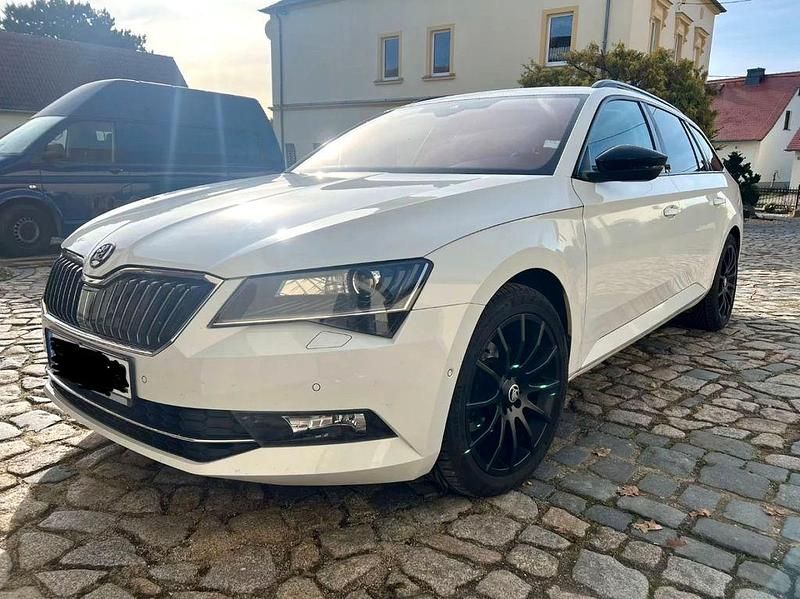 Weiß Gebraucht 2016 Skoda Superb Ambition Kombi | 11.000 € (Superpreis) - Bild 1/4