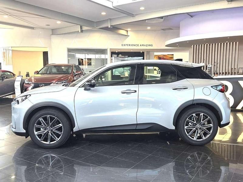 Neu Lexus LBX 136 PS (100 kW) 2026 Platinsilber metallic SUV