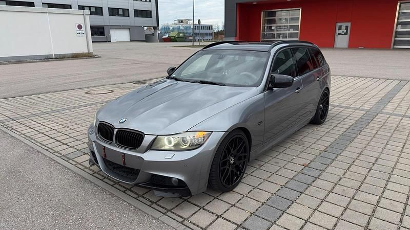 Grau Gebraucht 2011 BMW 320 Shadowline Kombi | 10.999 € - Bild 1/4