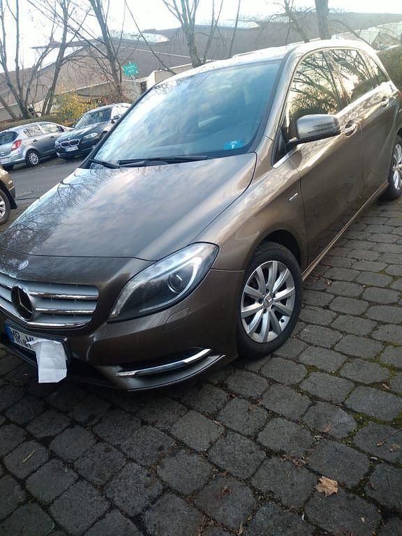 Gelb Gebraucht 2012 Mercedes 200 Edition 1 Limousine | 10.800 € (Superpreis) - Bild 1/4