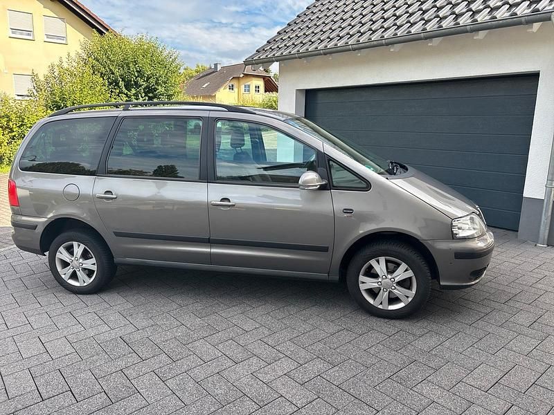 Grau Gebraucht 2009 Seat Alhambra Van / Kleinbus | 3.900 € (Fairer Preis) - Bild 1/4