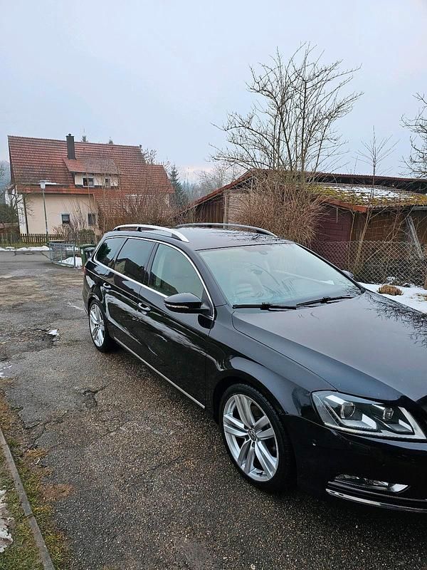 Schwarz Gebraucht 2011 VW Passat Highline Kombi | 7.550 € - Bild 1/4