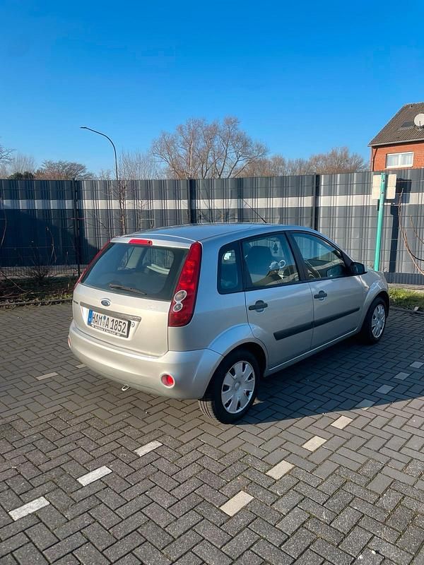 Gebraucht Ford Fiesta 80 PS (58 kW) 2007 Silber Kleinwagen