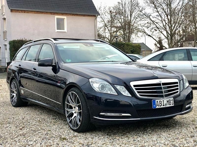 Gebraucht Mercedes E350 265 PS (194 kW) 2011 Blau Kombi