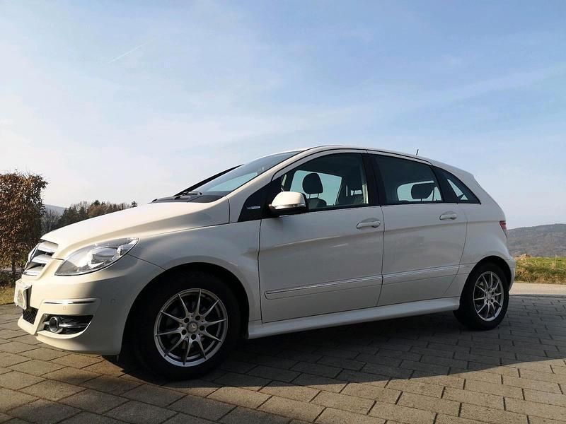 Gebraucht Mercedes B180 116 PS (85 kW) 2011 Weiß Van / Kleinbus