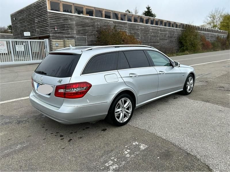 Gebraucht Mercedes E220 170 PS (125 kW) 2011 Grau Kombi