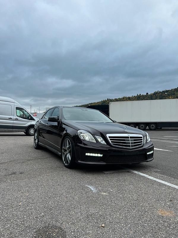 Braun Gebraucht 2009 Mercedes R500 Van / Kleinbus | 11.700 € (Fairer Preis) - Bild 1/4