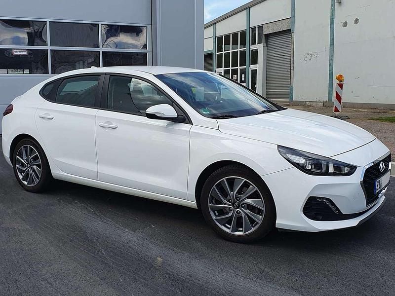 Weiß Gebraucht 2018 Hyundai i30 Trend Coupé | 13.200 € (Fairer Preis) - Bild 1/4