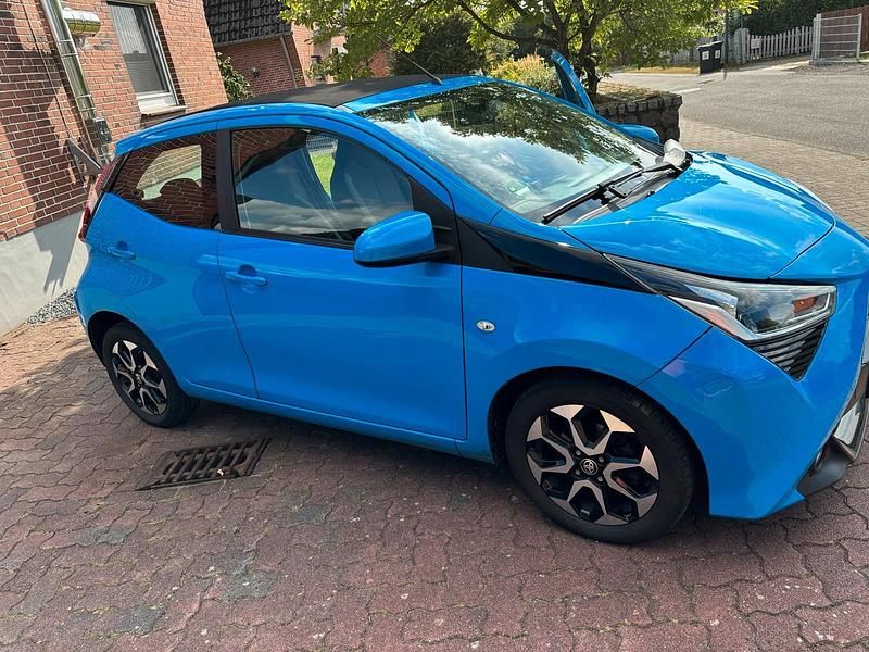 Blau Gebraucht 2018 Toyota Aygo x-sky Kleinwagen | 6.990 € (Fairer Preis) - Bild 1/4