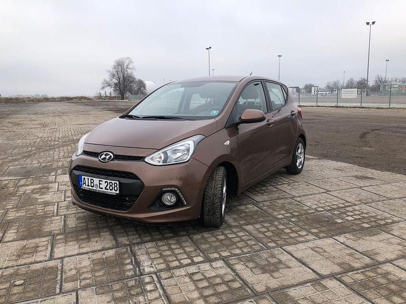 Gebraucht Hyundai i10 Select 67 PS (49 kW) 2016 Braun Kleinwagen