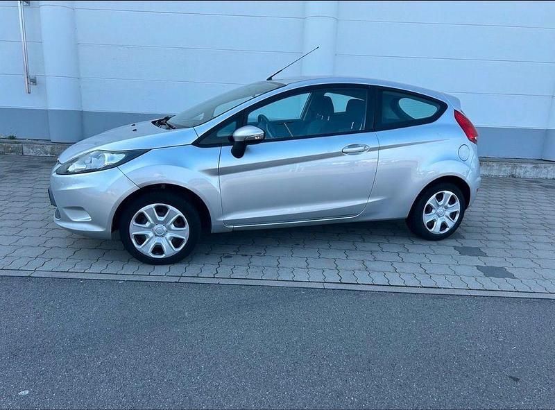 Gebraucht Ford Fiesta Ambiente 60 PS (44 kW) 2009 Silber Kleinwagen