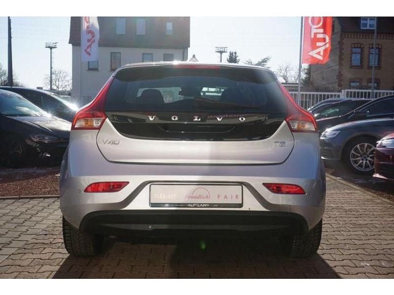 Gebraucht Volvo V40 Kinetic 122 PS (89 kW) 2018 Bright silver metallic (metallic) Limousine