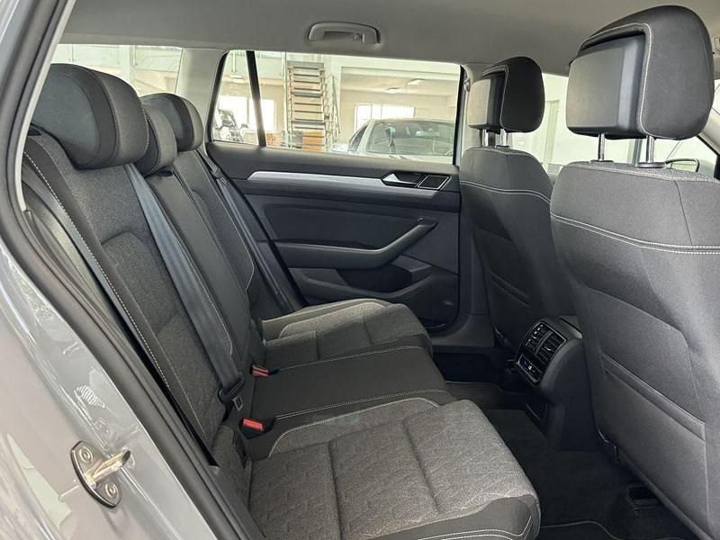Gebraucht VW Passat 122 PS (89 kW) 2023 Moonstone gray Kombi