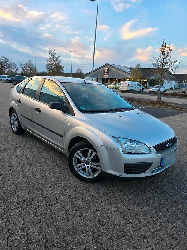 Gebraucht Ford Focus 100 PS (73 kW) 2006 Silber Limousine