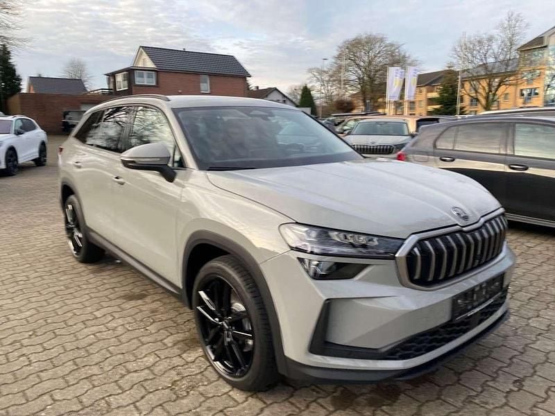 Grau Neu 2025 Skoda Kodiaq Selection SUV | 47.790 € (Guter Preis) - Bild 1/4