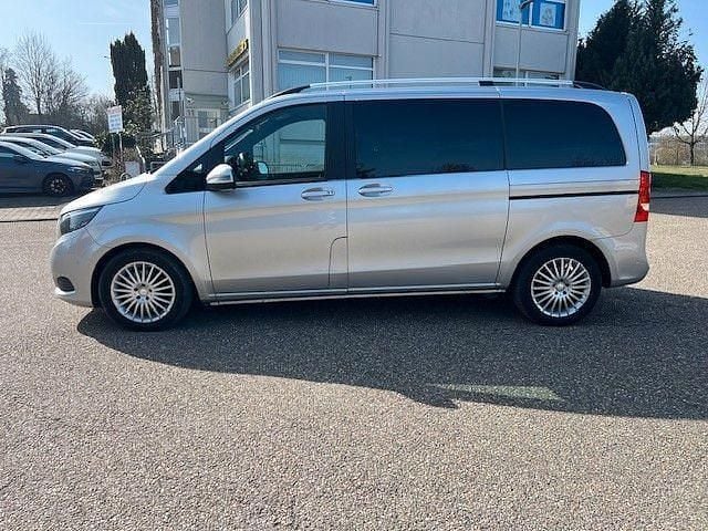 Gebraucht Mercedes V220 Edition 163 PS (119 kW) 2017 Silber Van / Kleinbus