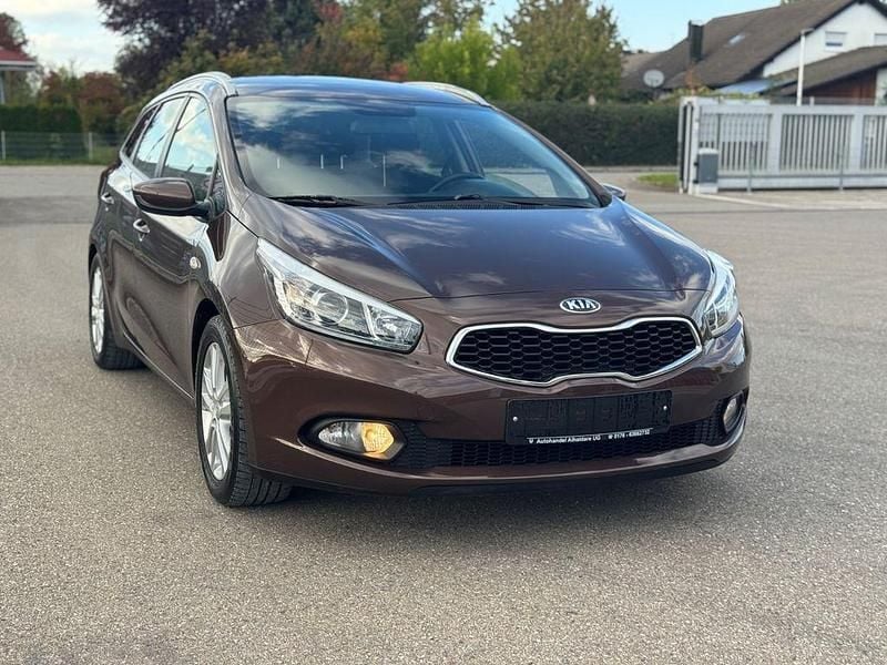 Braun Gebraucht 2012 Kia Ceed Sportswagon Edition 7 Kombi | 6.900 € (Guter Preis) - Bild 1/4