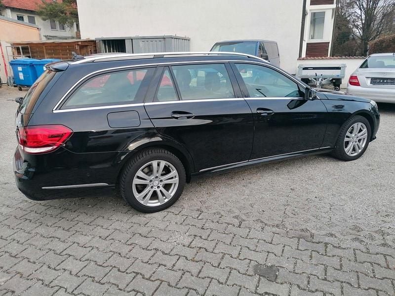 Gebraucht Mercedes E220 170 PS (125 kW) 2013 Schwarz Kombi