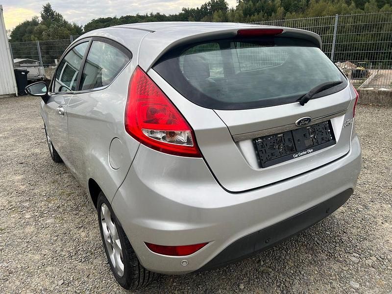 Gebraucht Ford Fiesta Titanium 82 PS (60 kW) 2011 Silber Kleinwagen