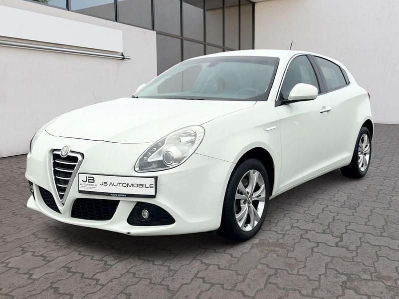 Weiß Gebraucht 2011 Alfa Romeo Giulietta Turismo Limousine | 8.999 € (Fairer Preis) - Bild 1/4