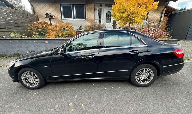 Schwarz Gebraucht 2011 Mercedes E220 Elegance Limousine | 12.000 € (Fairer Preis) - Bild 1/4