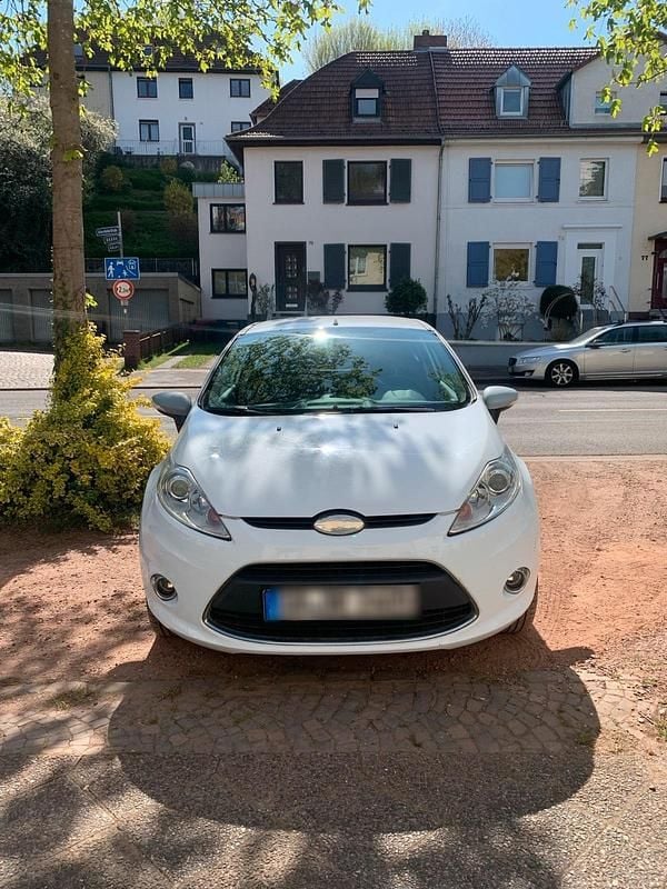 Weiß Gebraucht 2009 Ford Fiesta Kleinwagen | 3.000 € (Guter Preis) - Bild 1/4