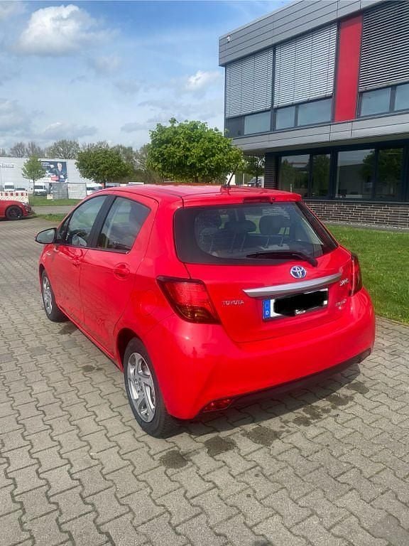 Gebraucht Toyota Yaris Hybrid Comfort 101 PS (74 kW) 2015 Rot Limousine
