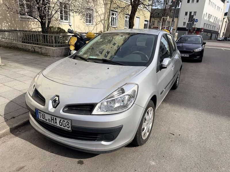 Gebraucht Renault Clio II 111 PS (81 kW) 2006 Silber Limousine