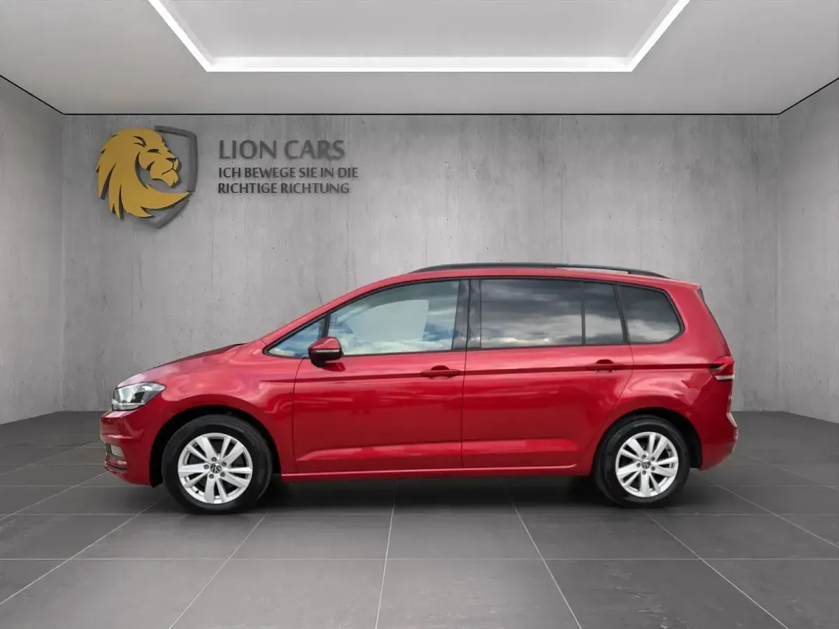 Gebraucht VW Touran Comfortline 122 PS (89 kW) 2022 Rot Van / Kleinbus