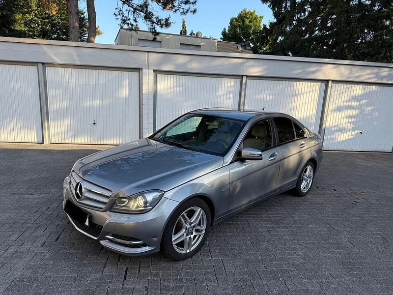 Grau Gebraucht 2011 Mercedes C220 Limousine | 7.400 € (Superpreis) - Bild 1/4