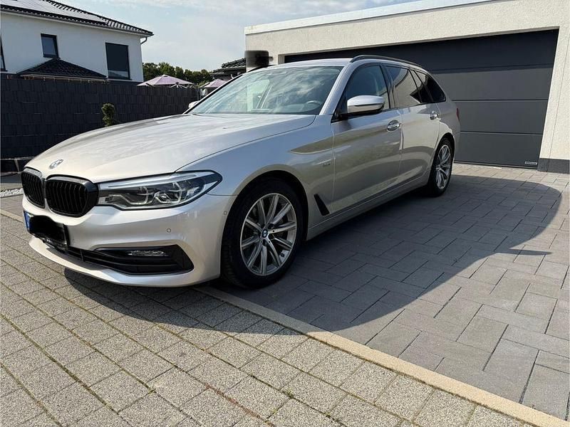 Silber Gebraucht 2018 BMW 540 Sport Line Kombi | 24.999 € (Superpreis) - Bild 1/4