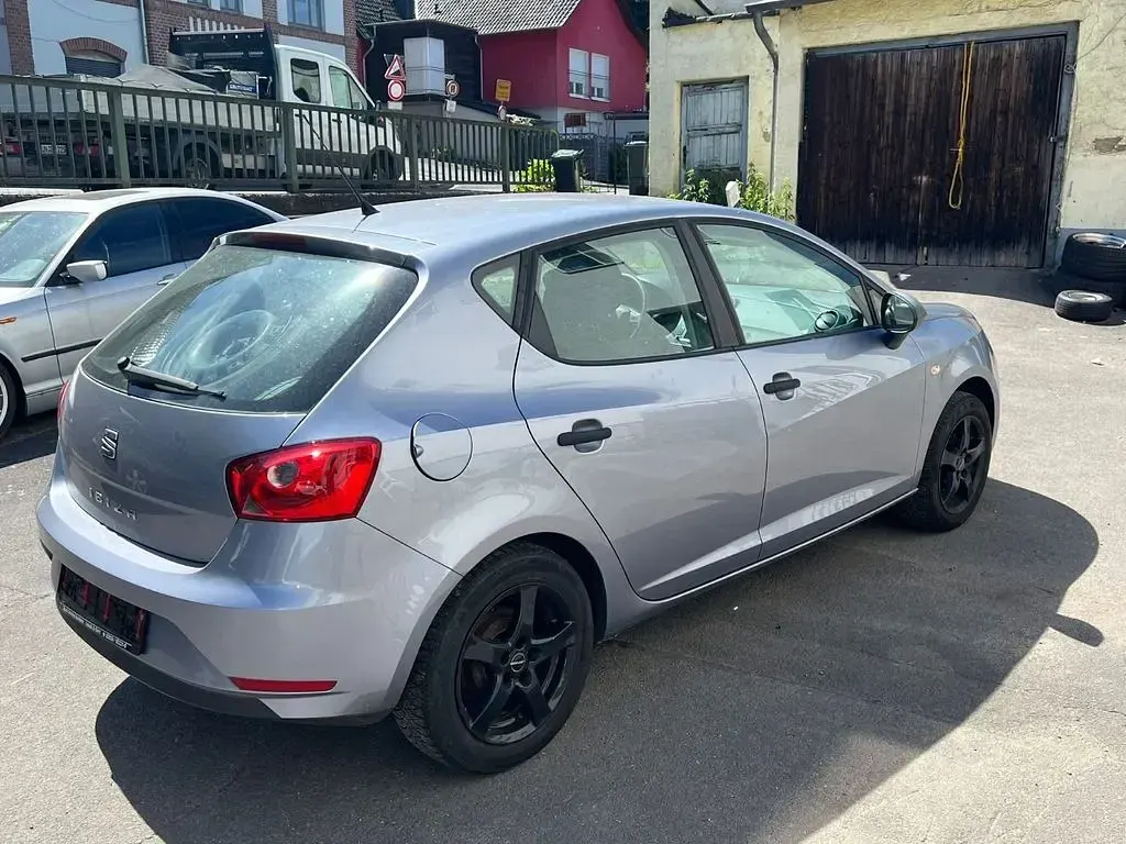 Używany Seat Ibiza Reference 75 KM (55 kW) 2015 Szary Sedan/Limuzyna