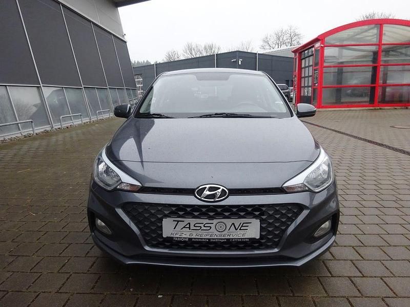 Gebraucht Hyundai i20 Pure 75 PS (55 kW) 2020 Grau Kleinwagen