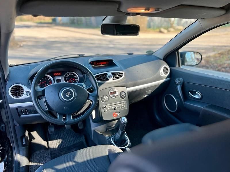 Gebraucht Renault Clio GrandTour Dynamique 101 PS (74 kW) 2010 Schwarz Kombi