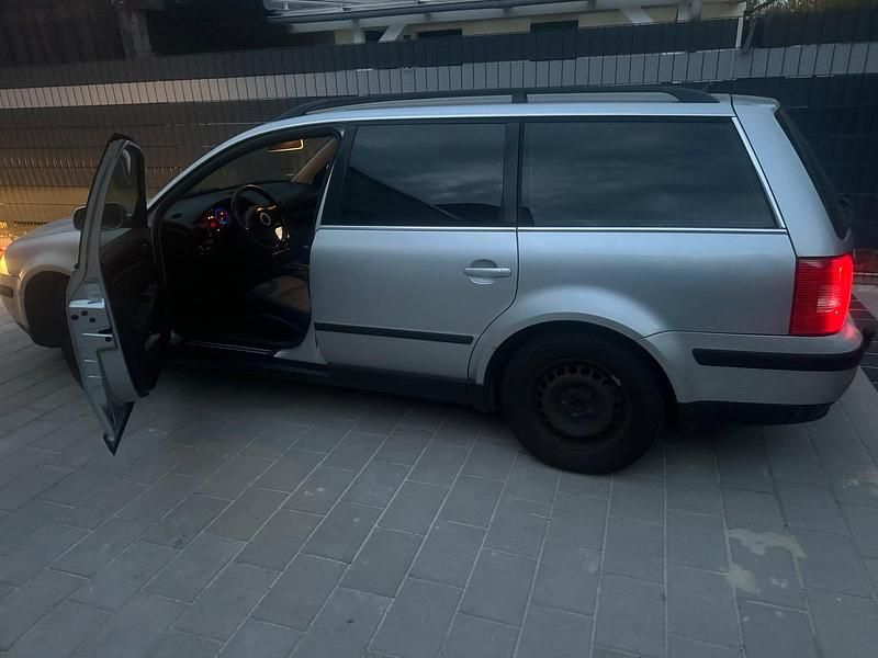 Second-hand VW Passat 131 CP (96 kW) 2002 Argintiu Break
