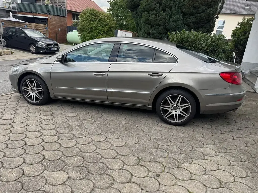 Gebraucht VW Passat 140 PS (102 kW) 2011 Light/fluid brown Limousine