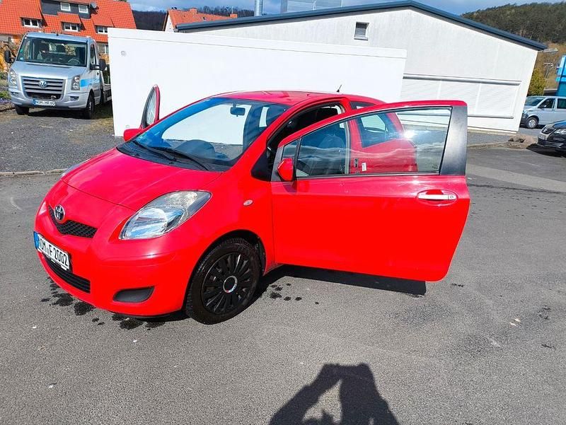 Gebraucht Toyota Yaris Cool 69 PS (50 kW) 2011 Rot Kleinwagen