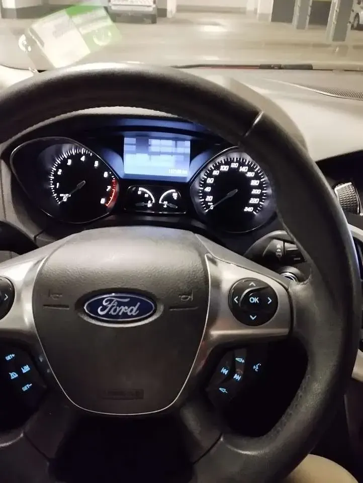 Gebraucht Ford Focus Titanium 125 PS (91 kW) 2011 Rot Limousine