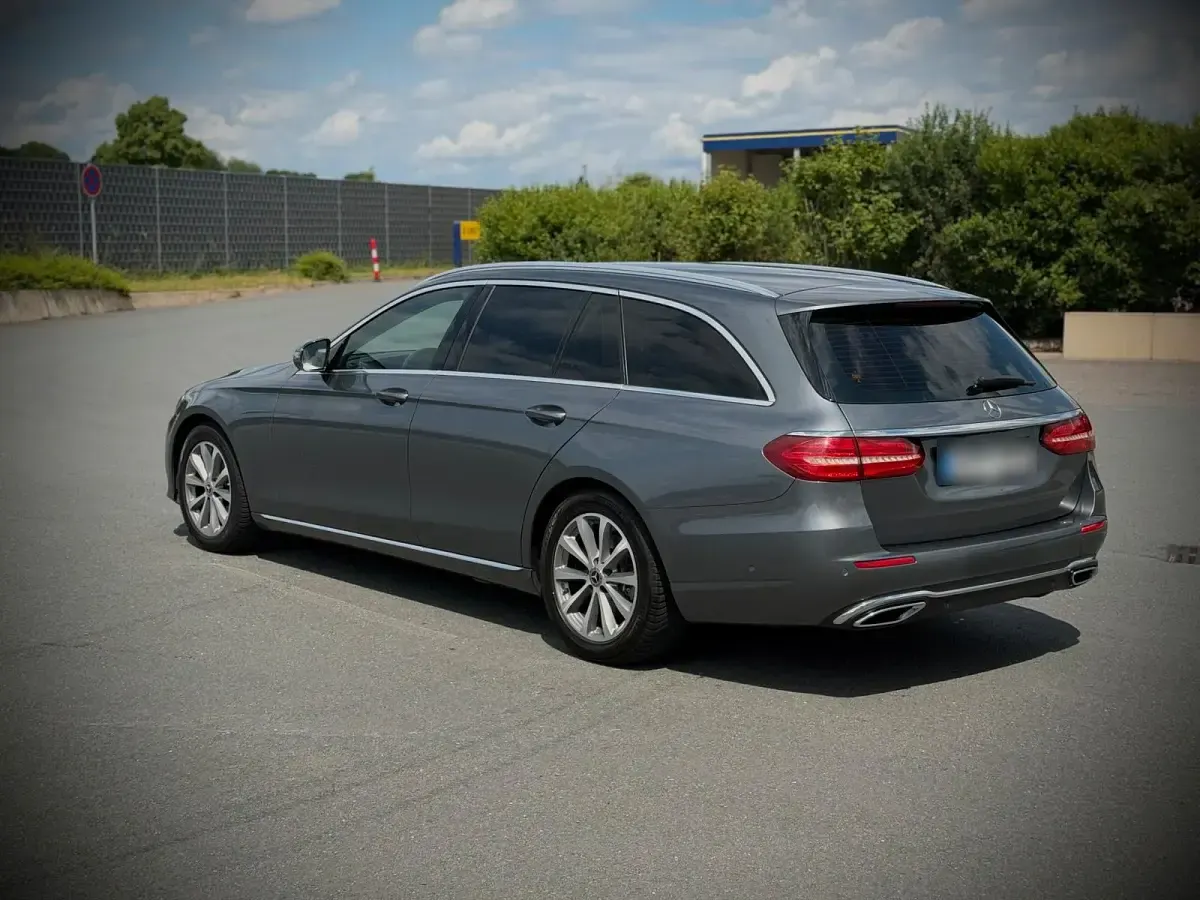 Gebraucht Mercedes E220 194 PS (142 kW) 2019 Andere farben Kombi
